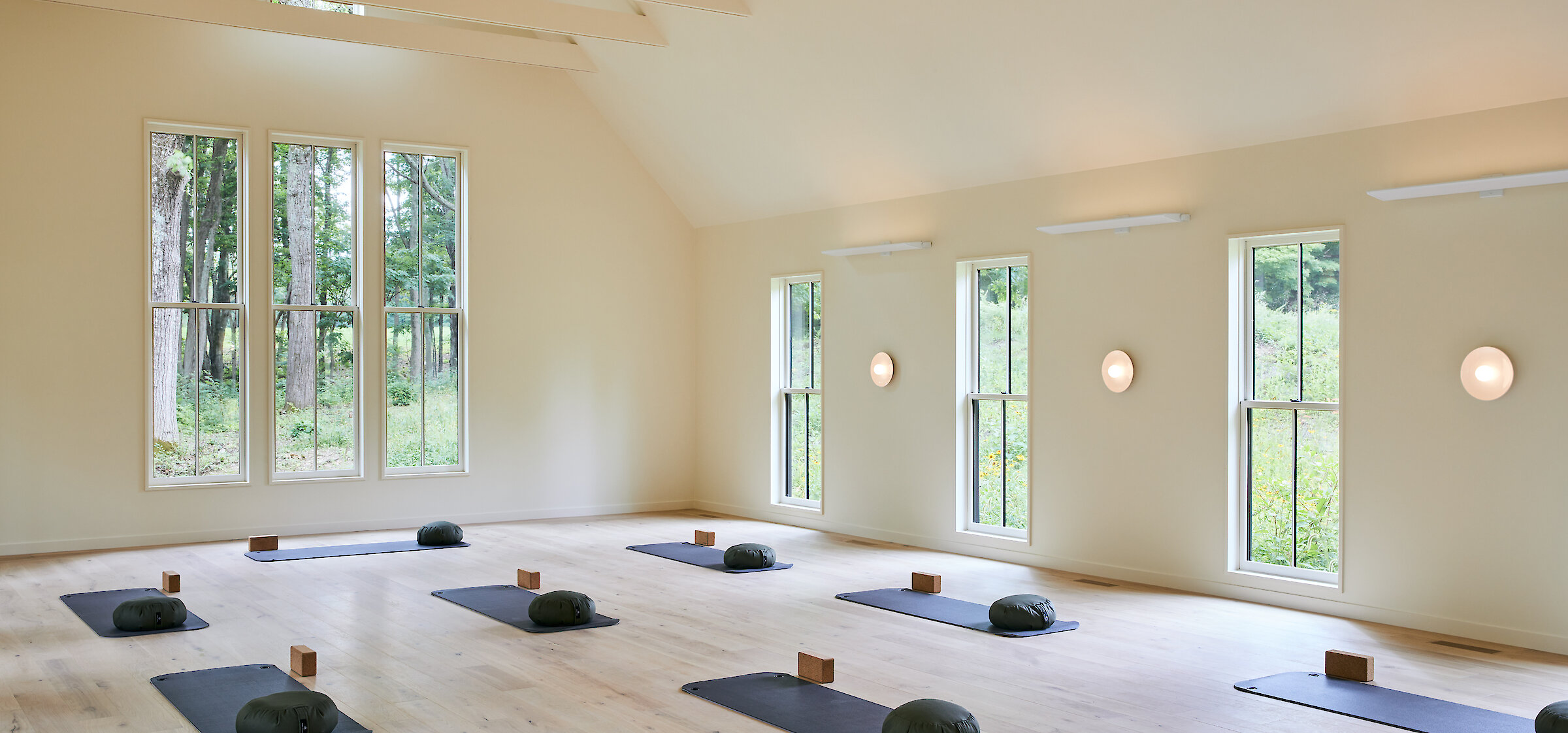 https://troutbeck.com/site/assets/files/6844/troutbeck_tall_barn_yoga_class_019.2400x1122.webp